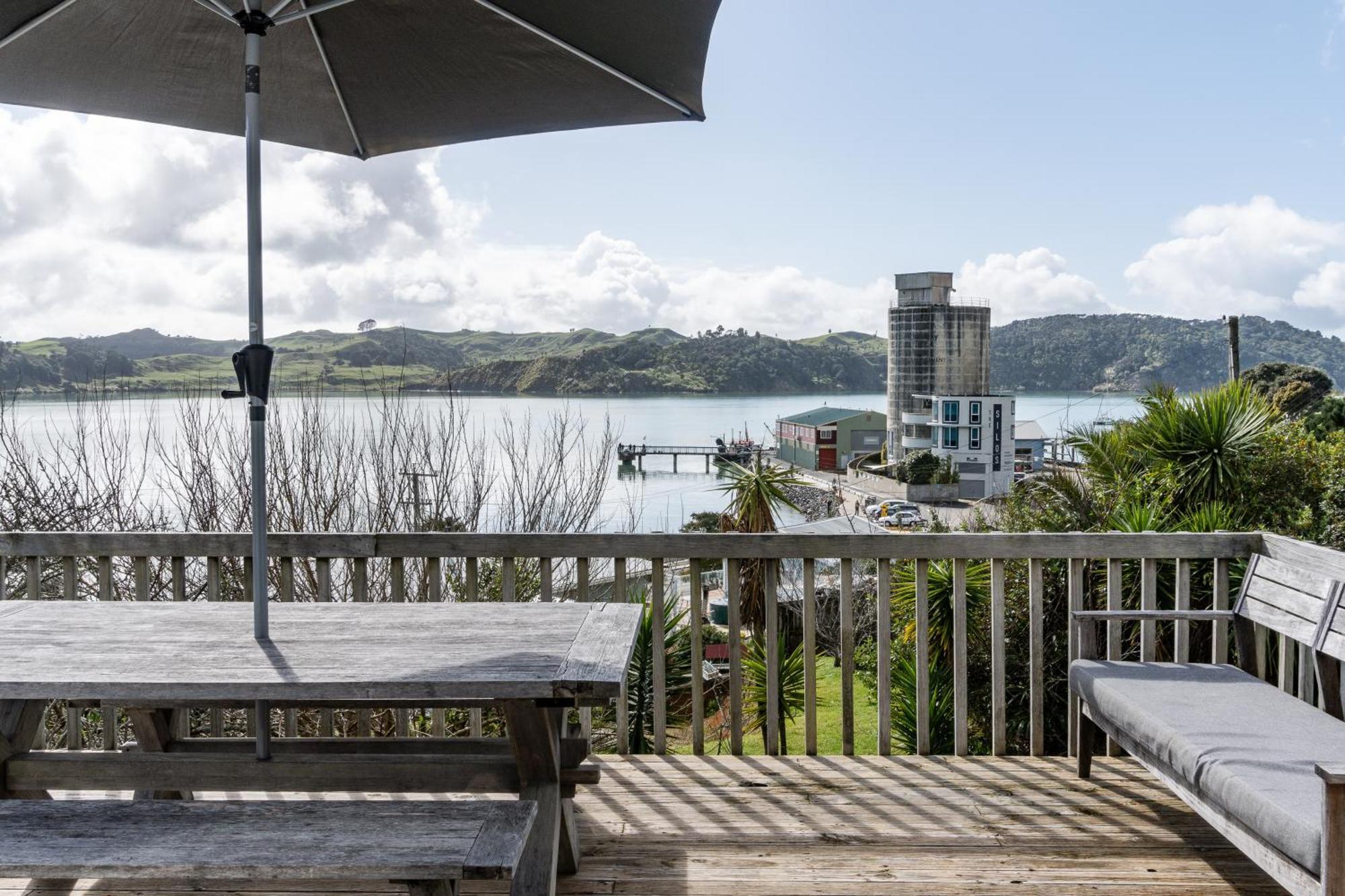 Tawatahi Cottage Raglan Exterior photo